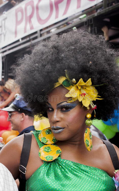 transessuale-durante-lo-stile-brasiliano-vestito-gay-pride-46879200.jpg