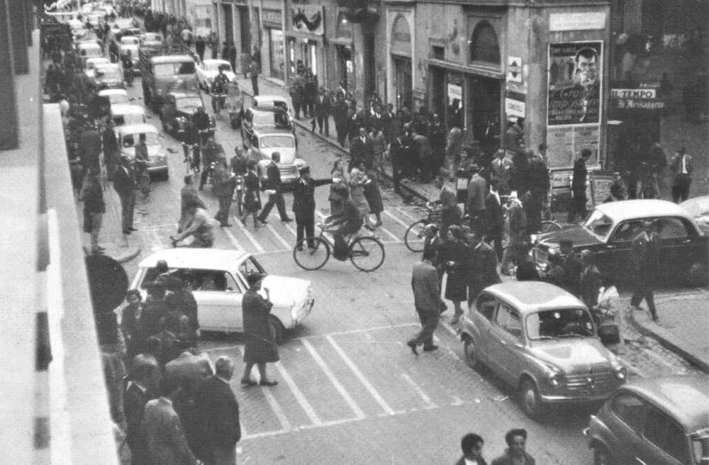 Corso Tacito - anni 50 - traffico di fronte Libreria Alterocca.jpg