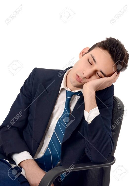 45160381-giovane-uomo-d-affari-che-dorme-sulla-sedia-impiegato-a-più-livelli-che-dorme-sul-lavoro.jpg