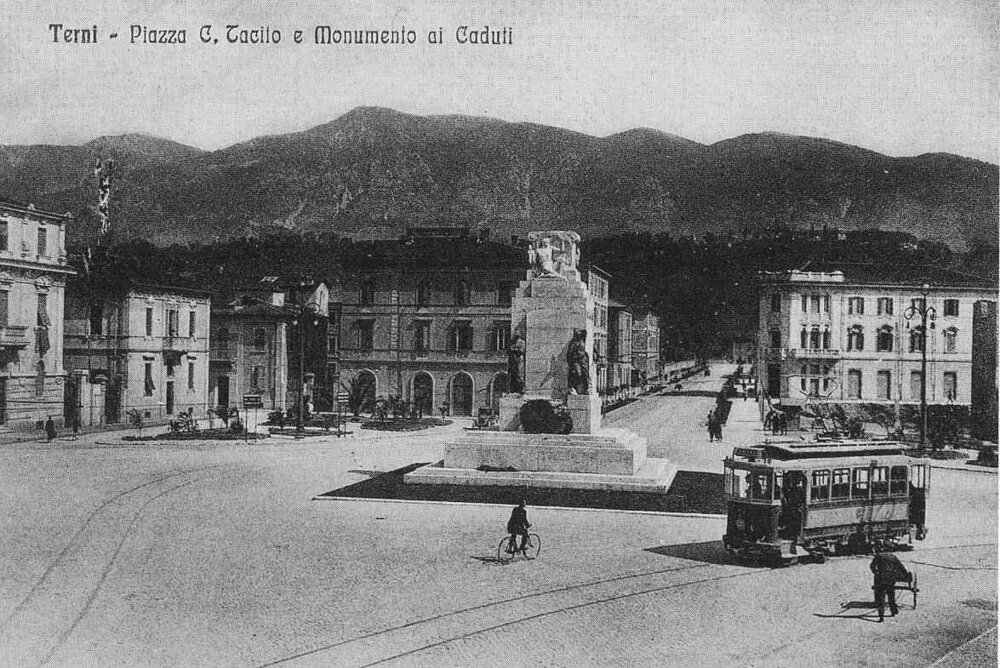 Piazza Tacito e Viale della Stazione (anni'20-'30) a.jpg