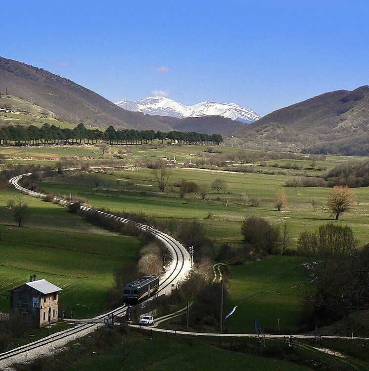 Sella_di_Corno_-_ferrovia_Terni-Sulmona_al_km_150,_automotrice_ALn_776_e_statale_17_(18000625280).jpg
